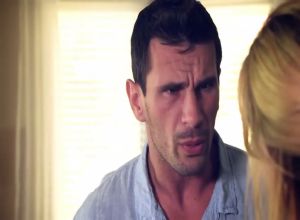 С красивой американкой занимаются разнообразным сексом